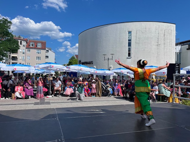 Fest der Begegnung - Tänzerin auf einer Bühne